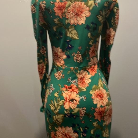 Va va voom green dress party - Picture 4 of 5